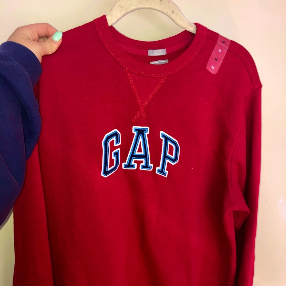 EMBROIDERED GAP CREWNECK NEW WITH TAGS